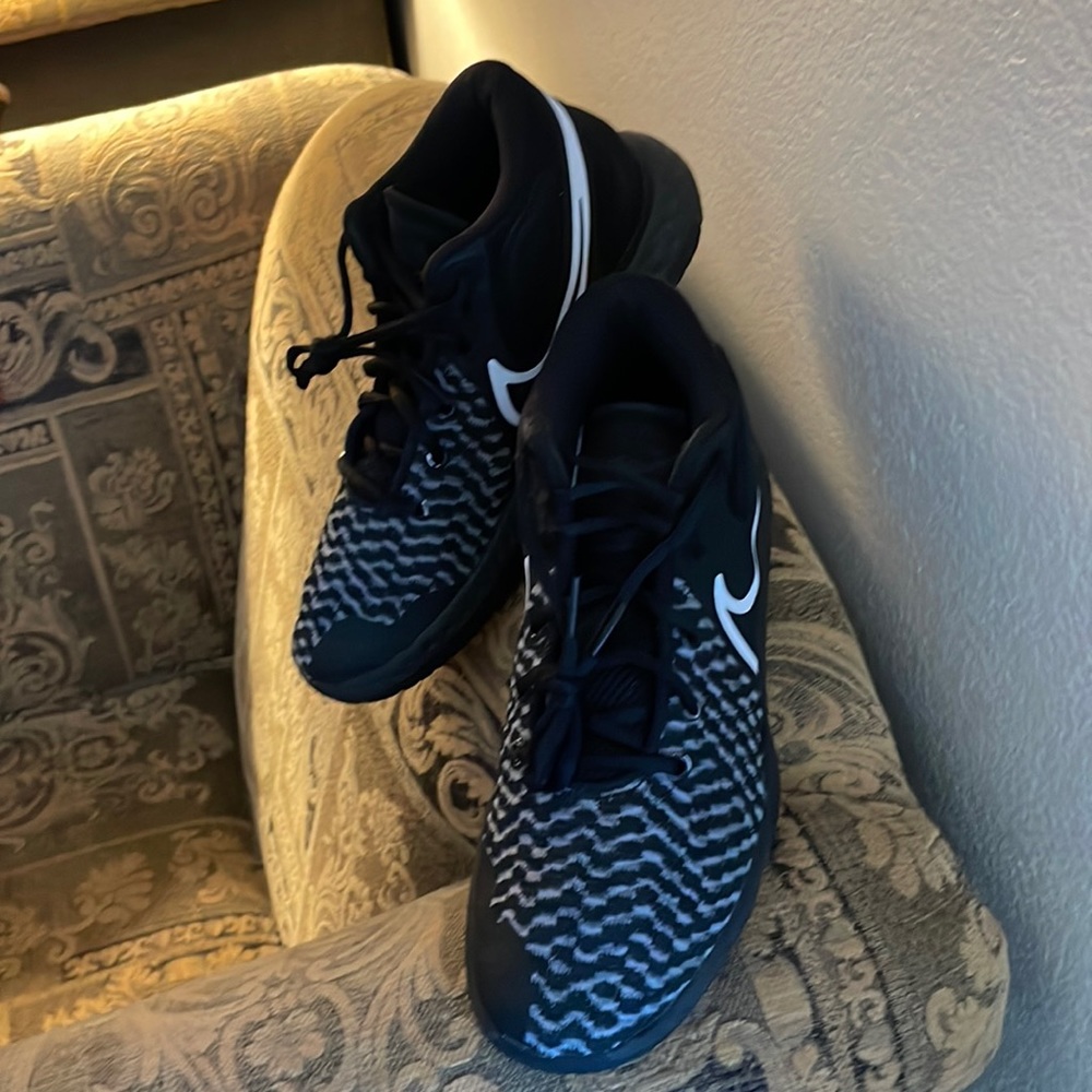 Kevin Durant men size 8.5 in black and grey with bright white Nike logo